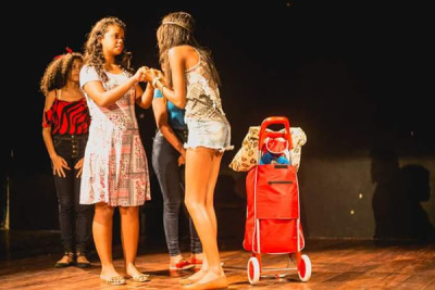 Criativos da Escola  Teatro contra violência às mulheres