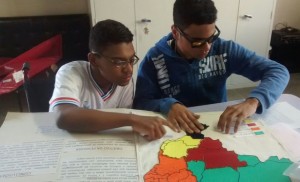 Estudante cego analisando funcionalidade do mapa