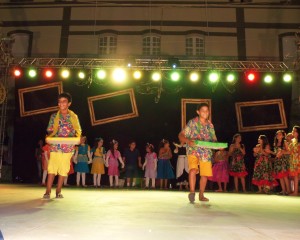 dois-alunos-vestem-camisas-floridas-e-dançam-no-centro-de-uma-roda