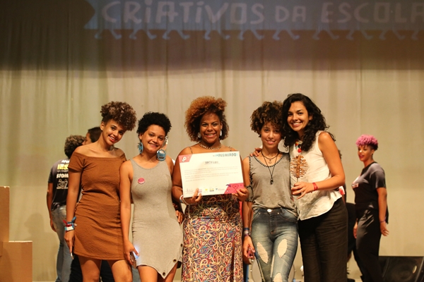 Garotas do projeto "Solta esse black" no palco do teatro Diplomata, em Salvador (BA).