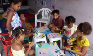 seis-crianças-pintam-sobre-mesas-de-plástico