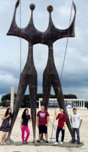 cinco-jovens-posam-para-foto-em-frente-a-monumento