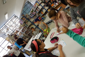estudantes-se-reunem-em-grupos-em-biblioteca