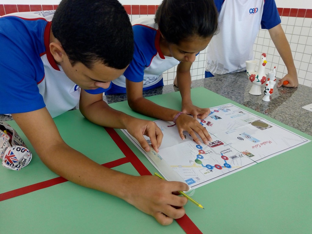 Estudantes criando o jogo de tabuleiro Missão Galo