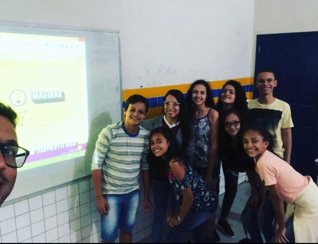 Pausa para a selfie dos estudantes do projeto Além do Olhar