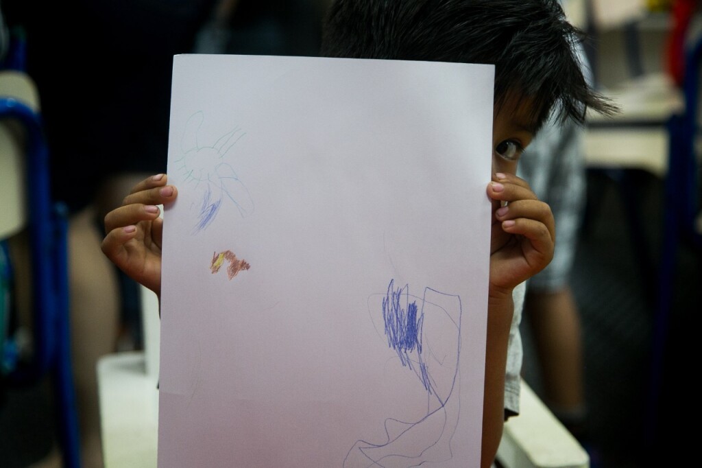 Estudante mostra desenho feito em aula. - Foto: Nicolas Neves dos Santos