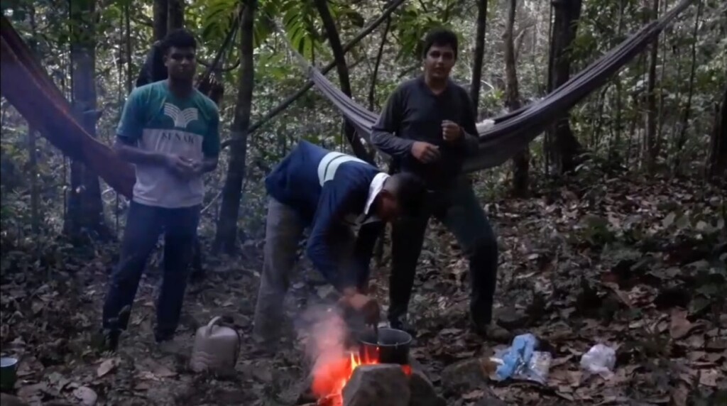 Estudantes acampam durante filmagem de documentário