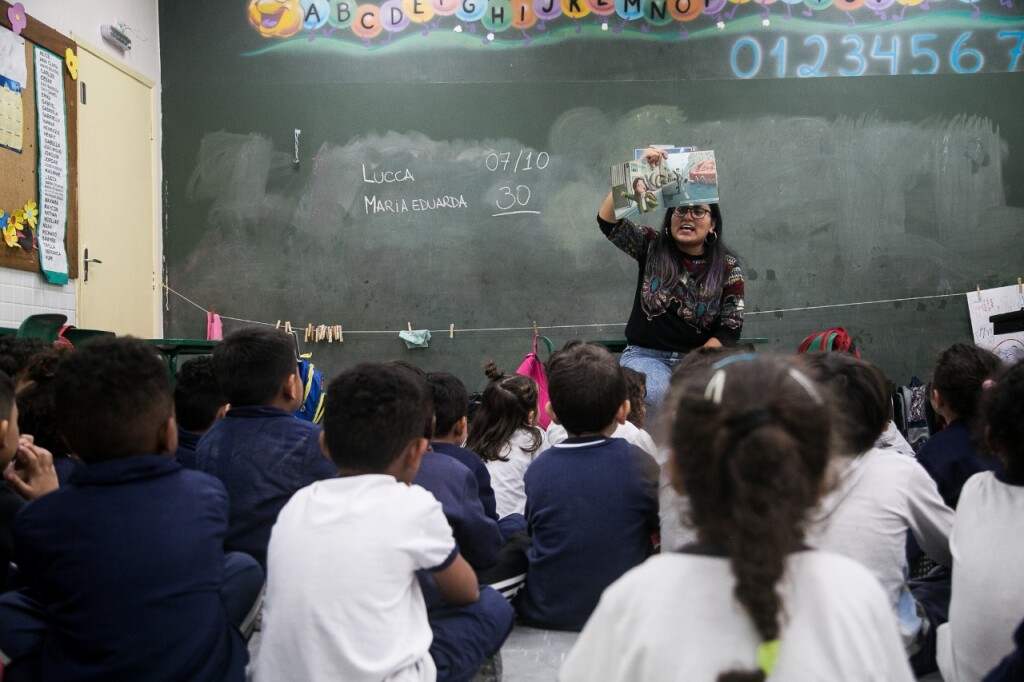 Professora conta história a crianças - Foto: Nicolas Neves dos Santos