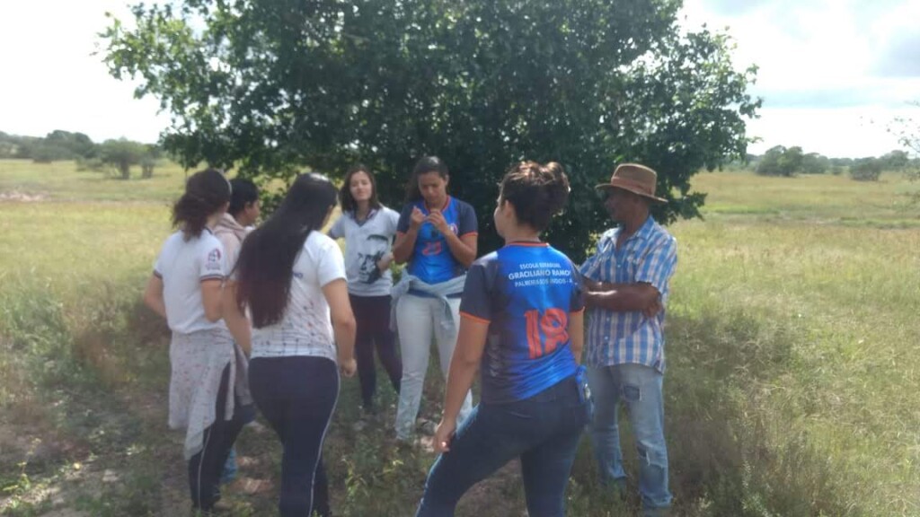 Estudantes conversam sobre shampoo natural com morador em Coruripe (AL)