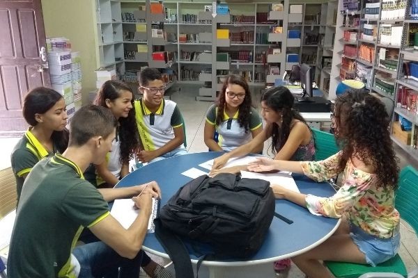 Jovens reduzem evasão escolar de um jeito diferente no sertão do Ceará