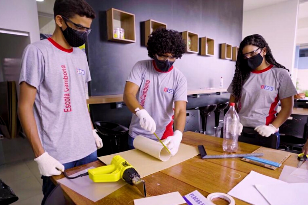 Alunos usam cano de PVC para criar placas em braille de baixo custo
