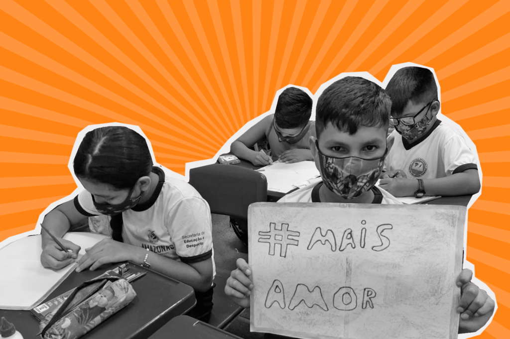 Arte com fundo laranja e foto em tons de cinza de quatro crianças sentadas em sala de aula. Três escrevem em seus cadernos e um menino olha para câmera e segura um cartaz com os dizeres: #Mais Amor.