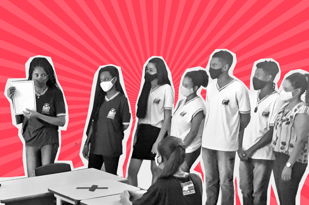 Arte com fundo rosa e foto em tons de cinza de um grupo de 7 adolescentes negros em pé apresentando um trabalho em sala de aula. Há uma jovem sentada de costas