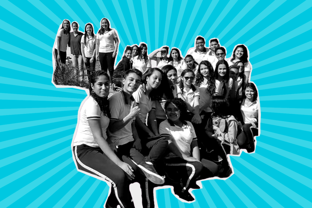 Foto em preto e branco de um grupo de adolescentes - meninos e meninas - em um fundo azul