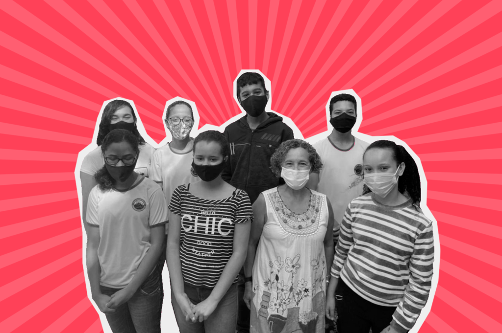Arte com fundo rosa e uma foto em tons de cinza de 7 crianças e adolescentes - brancos e negros - e uma mulher branca adulta. Todos sorriem e usam máscara de proteção no rosto.