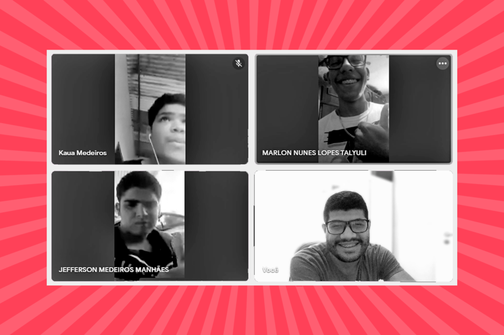 Montagem com foto de quatro adolescentes - meninos - em um vídeo chamada, num fundo rosa.