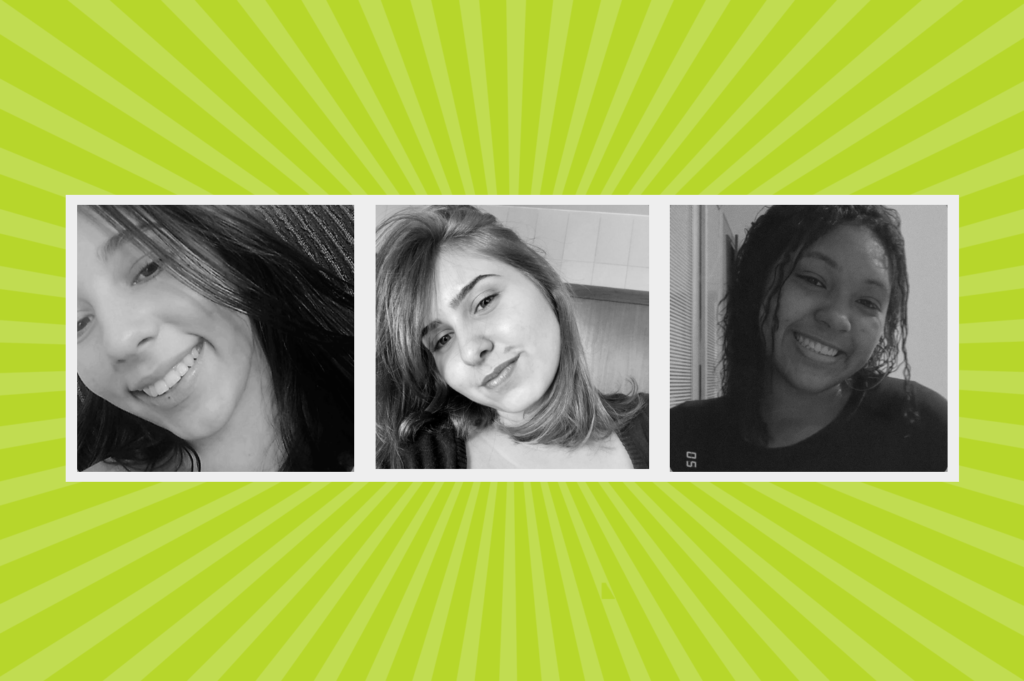 Montagem de foto em preto e branco de um trio de meninas num fundo verde. Duas meninas brancas e uma negra