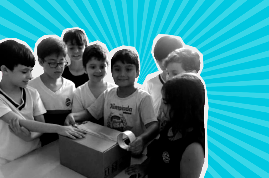Montagem de foto preto e branco, de crianças juntas em frente a uma mesa, um menino está manuseado uma caixa de papelão, em um fundo azul