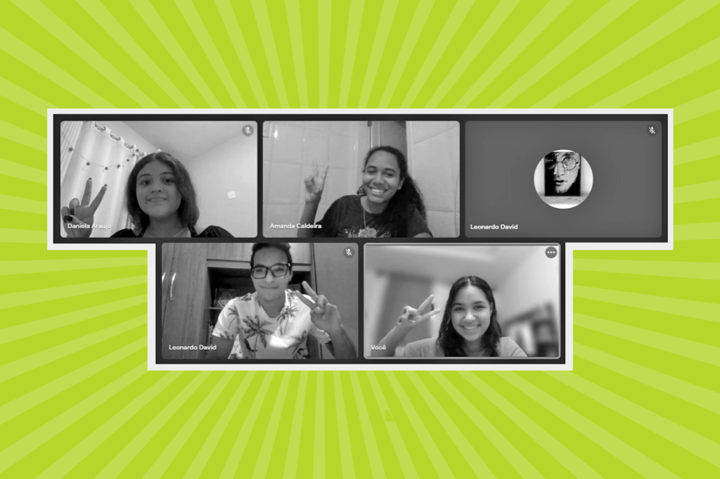 Recorte de foto em preto e branco, de uma chamada de video com adolescentes - três meninas e um menino - fazendo um sinal com dois dedos levantados em foma de V, em um fundo verde.