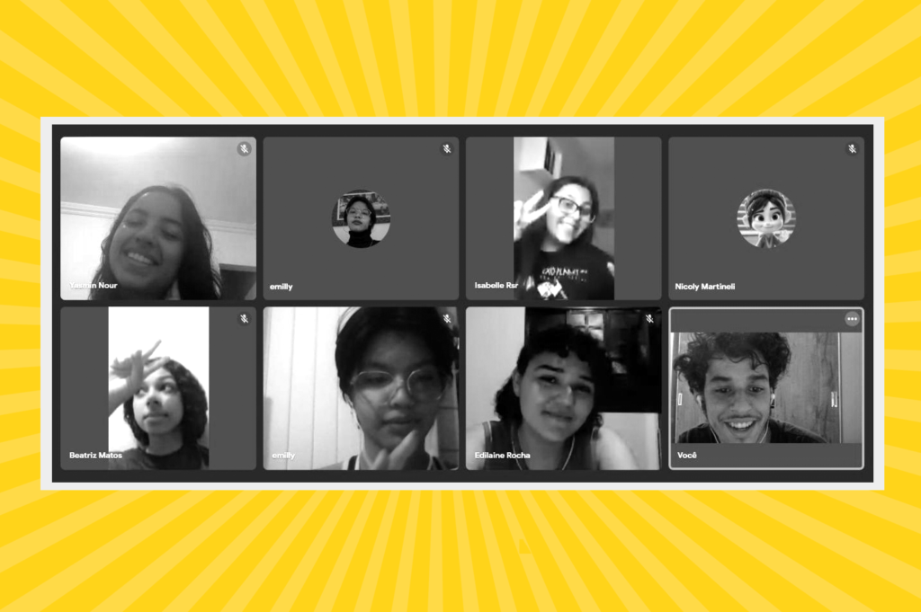 Arte com fundo amarelo e print screen em tons de cinza de uma vídeo-chamada com 8 adolescentes, 5 estão com as câmeras ligadas e sorriem