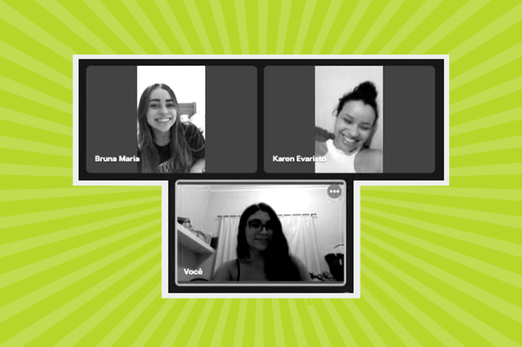 Arte com recorte de foto de uma vídeo chamada com três meninas brancas sorrindo, num fundo verde