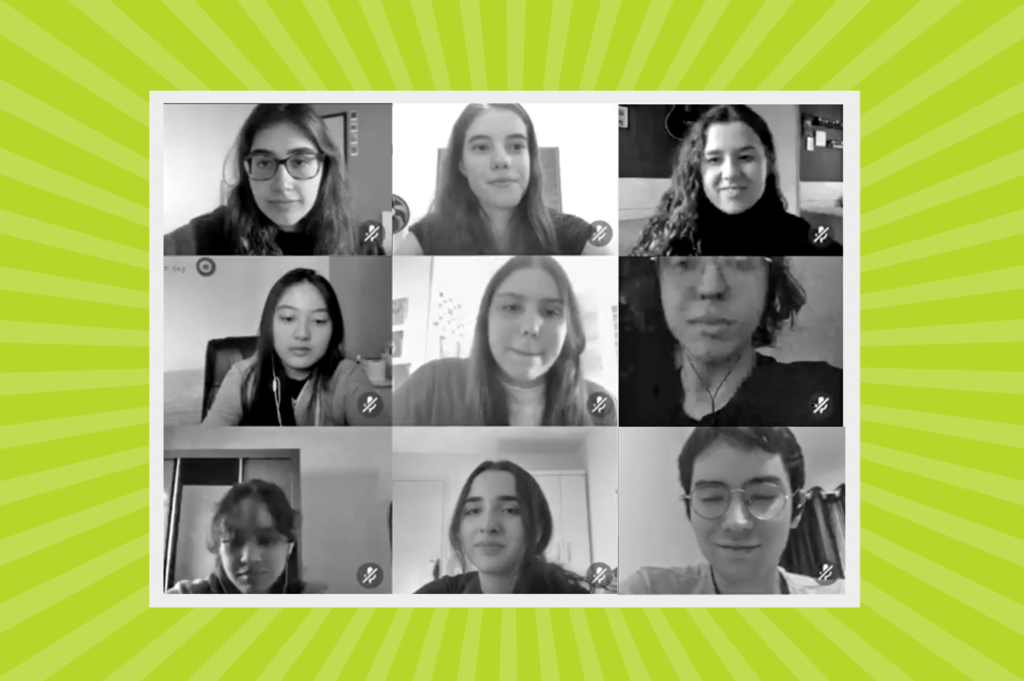 Recorte de foto em preto e branco, de um grupo de adolescentes - meninos e meninas - em video chamada, num fundo verde