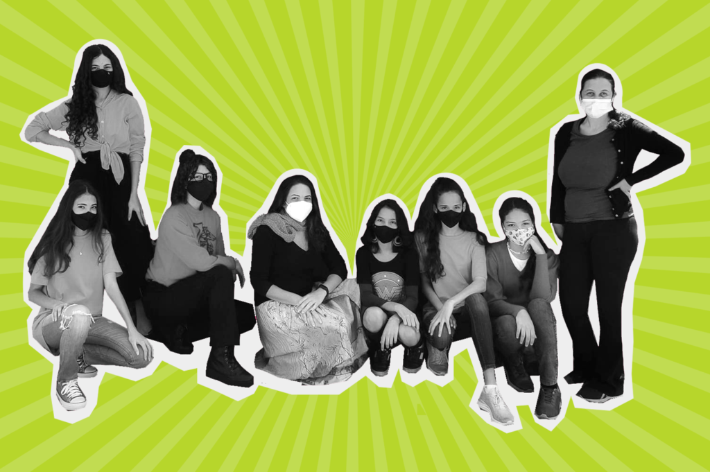 Arte com fundo verde e foto recortada de um grupo de sete adolescentes brancas e uma mulher adulta, em tons de cinza. Todas elas usam máscara facial de proteção.
